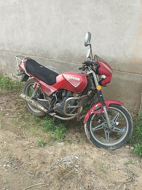 钱江125摩托车。