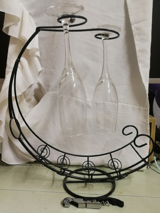 红酒架+两个香槟杯+开瓶器全新 ，可以横放...