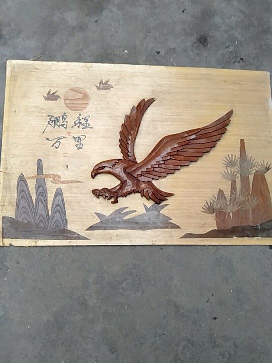 木板画一片，实木雕刻做成。工艺精细，栩栩如...