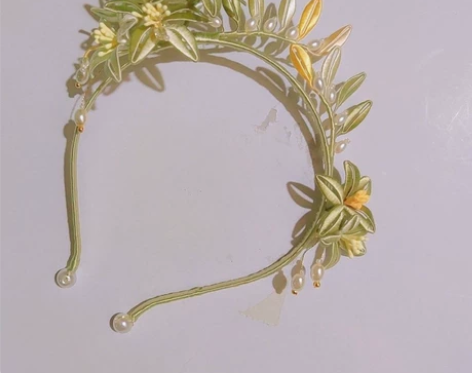 精致的缠花发箍  全新标价出  它的名字是...