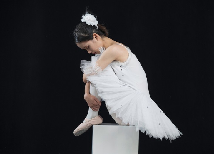 芭蕾舞表演服，穿过一次拍照，全新有两个臂花...