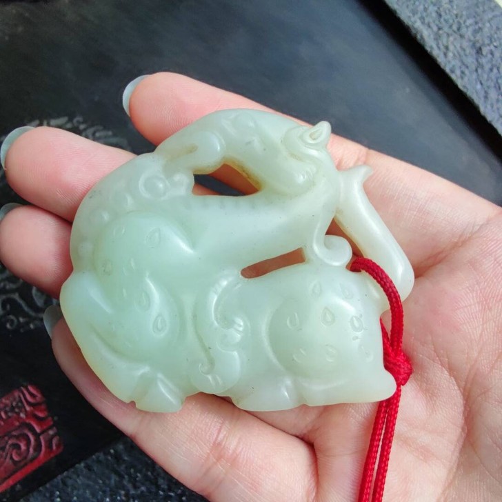 和田玉神兽把件。东西自鉴，看好再拍。