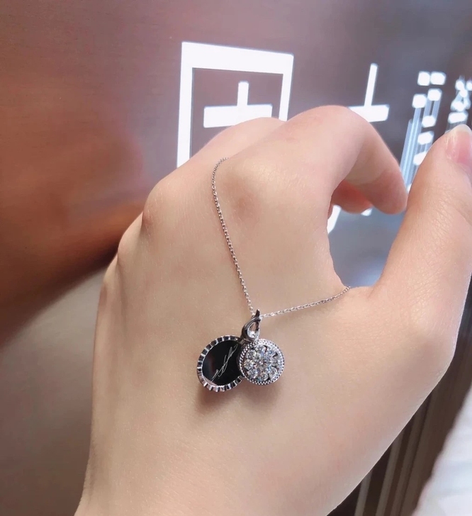 周大福玄彬春雪合作款钻石吊坠项链