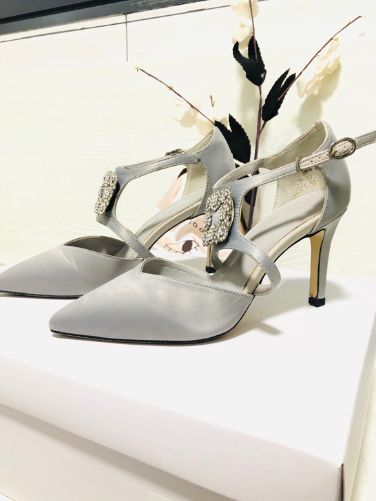 银色高跟鞋：35码//钻石和皮质质量非常好