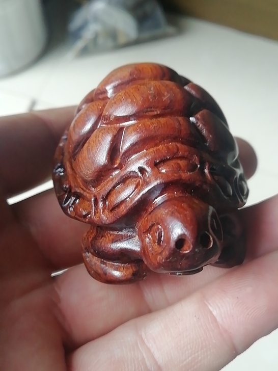 一个黄花梨的乌龟手把件，非常漂亮，木头密度...