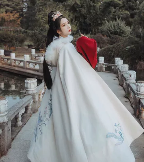 艺缕斗篷,加绒加厚版,仅穿两次,低价出了回...