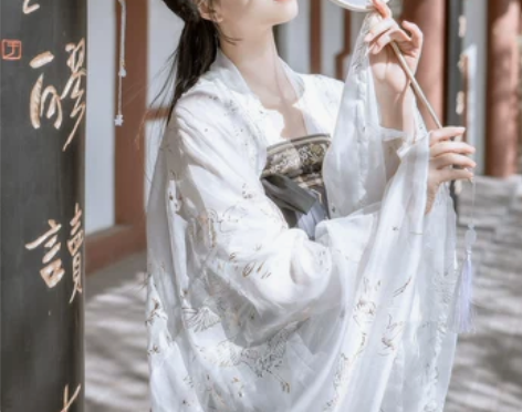 艺缕云鹤大袖衫 一直都没找到温度穿就出了吧