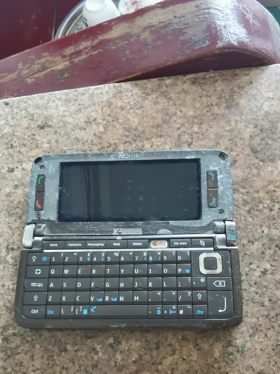 诺基亚E90，没有电池试好坏，一但售出不做退