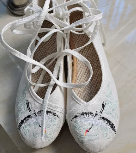 白色汉服鞋子，高坡跟，绑带款。 五厘米跟，...