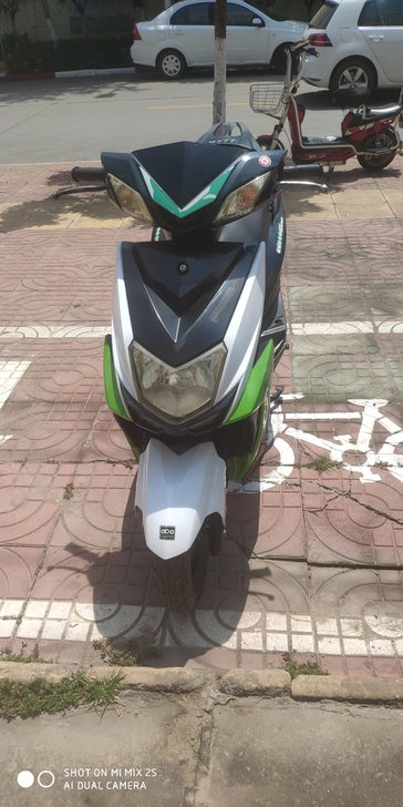 处理一辆踏板摩托车 125机器 实表6千...