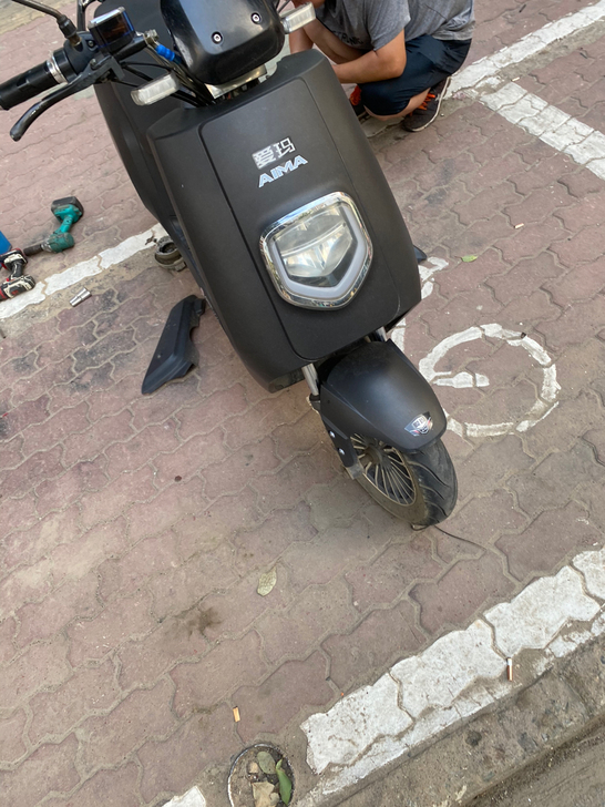 爱玛电动车800w电机,刚换不久的刹车片跟...