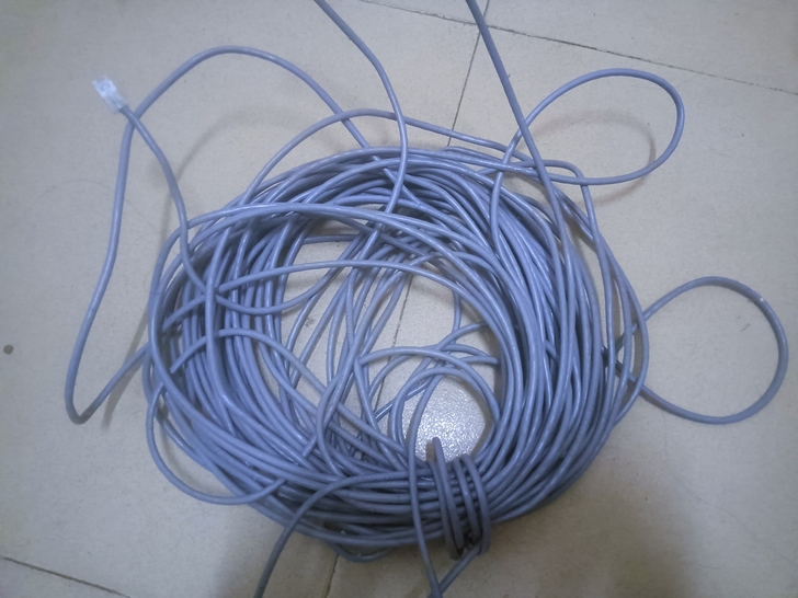 网线长度20多米，有一小段被老鼠咬过，大部...