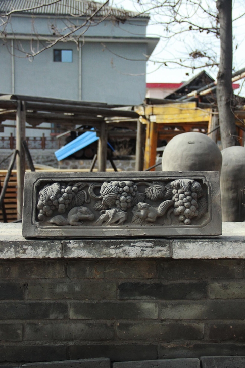 《老砖雕刻画##amp;ldquo;松鼠吃...