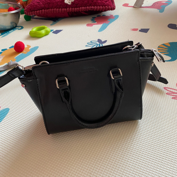 黑色手提包，可斜挎，细节看图。