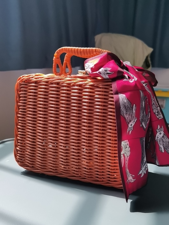 仿藤编小方包 pu扣 带丝巾 99新