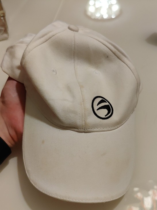 棒球帽,不知道什么时候买的,较脏。