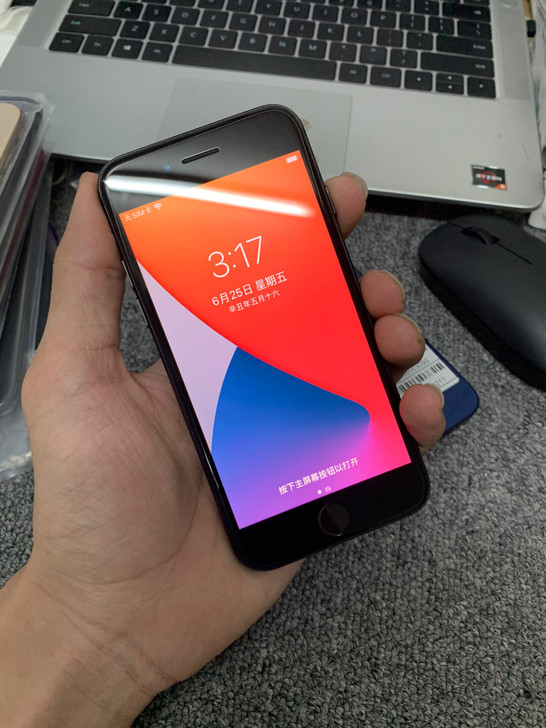 苹果 iPhones8代，黑色 。  64g