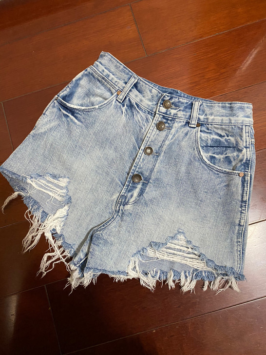 红秀牛仔短裤s码，版型设计不用说了，近50...