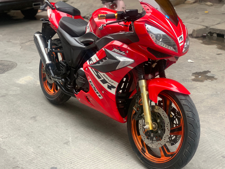 跑车摩托车红色gSR2跑车一台，行驶几千公...