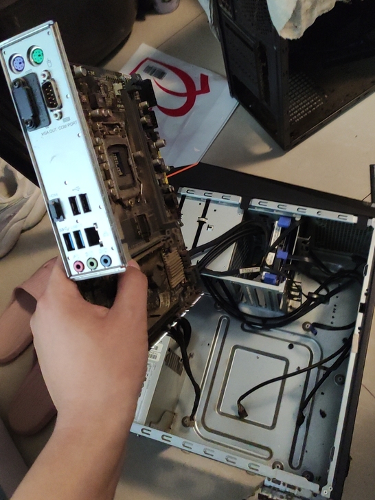 华硕lga1151主板，有点脏，自拆机电脑...