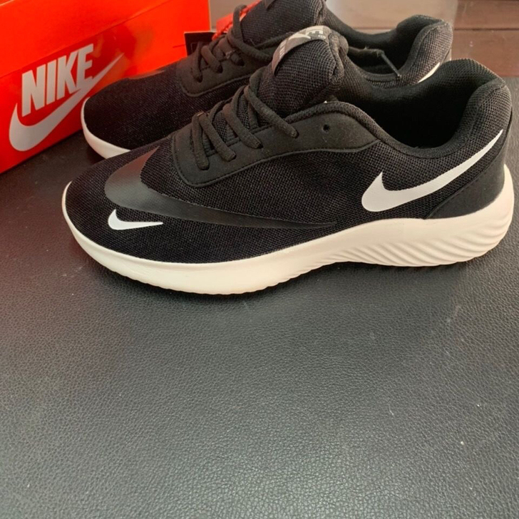 转一个全新的Nike休闲运动鞋，买了一次没...