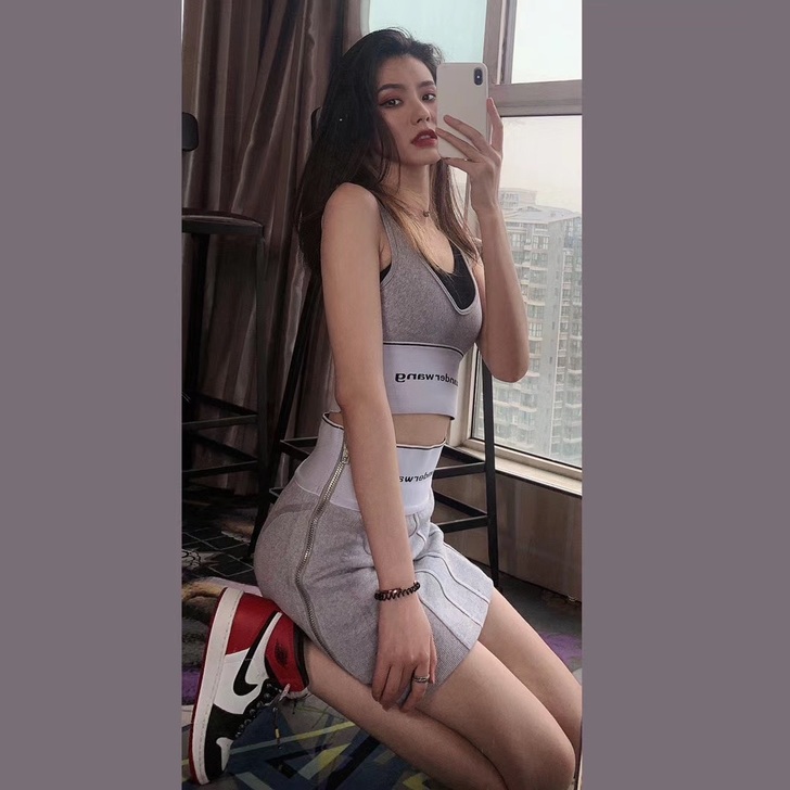 aw大王泫雅运动风半身裙女复古修身wang...