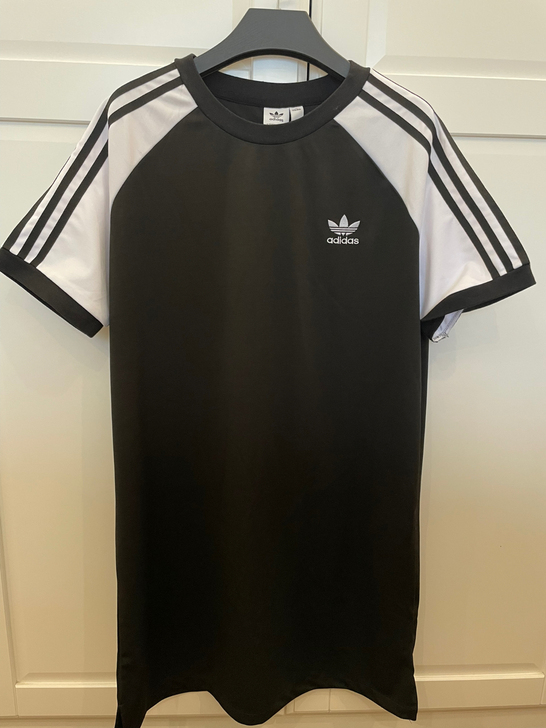 非 阿迪达斯三叶草 运动风短袖连衣裙