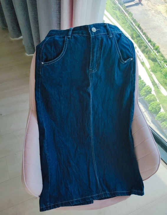牛仔裙，只洗过，还未穿过的