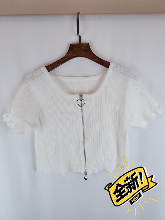 全新短款白色针织衫，均码，建议105斤以下...