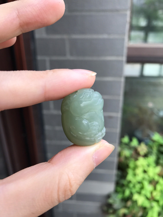 和田玉苏工雕刻抱球貔貅。
