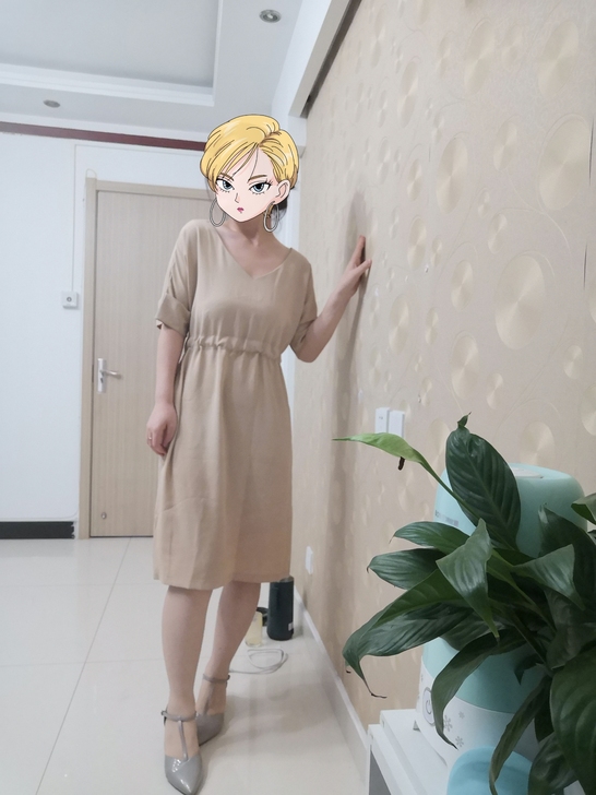 卡其色连衣裙