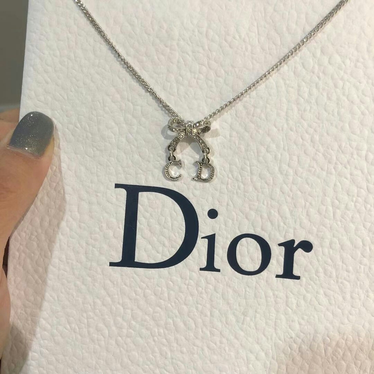 Dior 迪奥银色蝴蝶结水钻字母项链锁骨链...