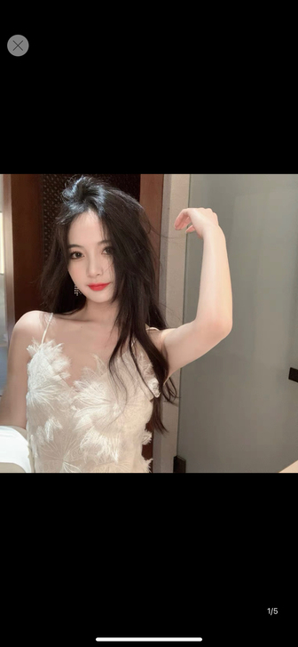 byyou白色羽毛拼接蕾丝吊带，和白色短款...