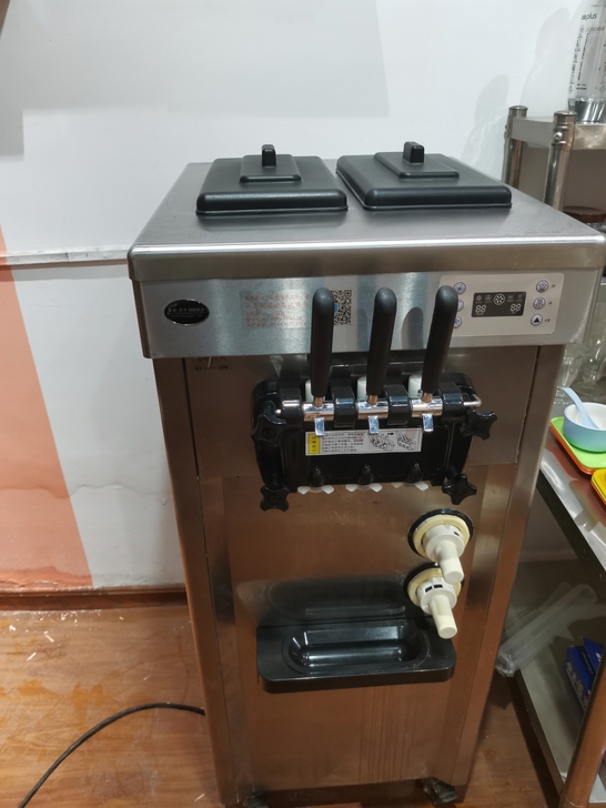 东贝软冰淇淋机，带保鲜功能。ckx300
