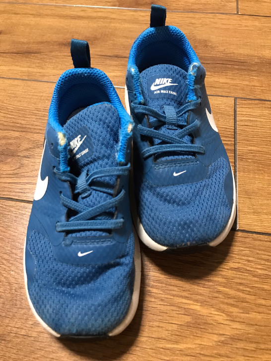 nike春秋穿运动鞋，专卖店购买，透气性好...