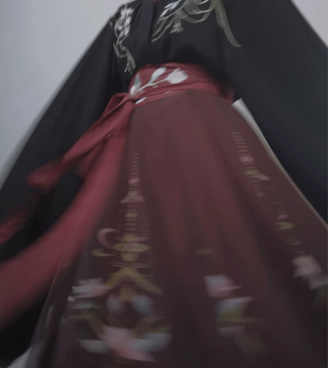 出云芳晴家的绾星辰红黑色六米摆齐腰晋制汉服...