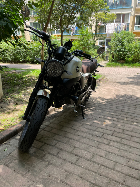 启典250复古摩托车几乎全新，配置齐全，加...