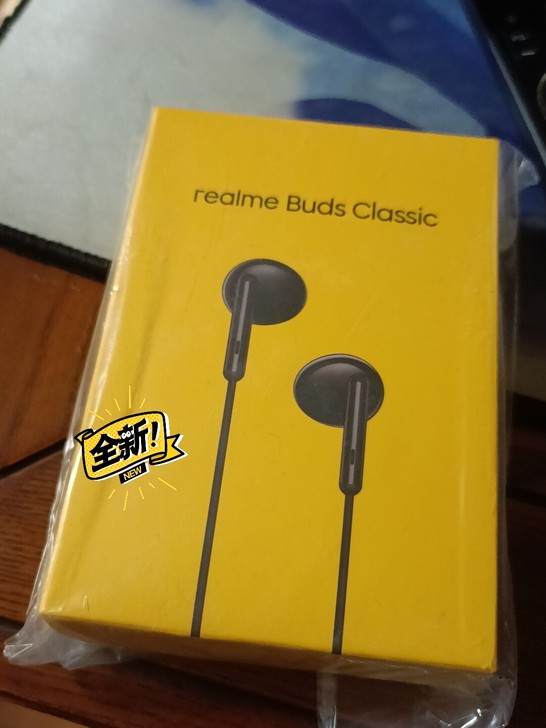 还没拆开的线控耳机，realme