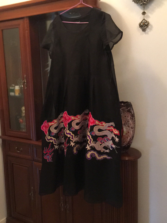 从柜子里找到一件卡兰米剪标连衣裙、大码、有...