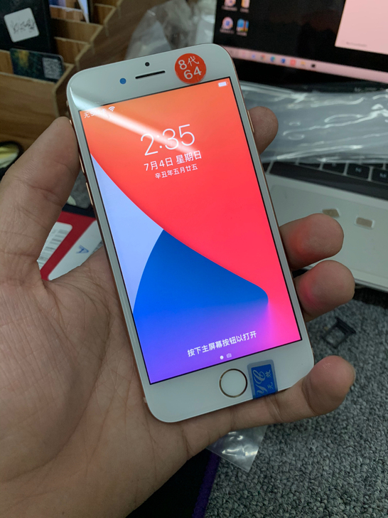 苹果 iPhone8代，金色 。  64g