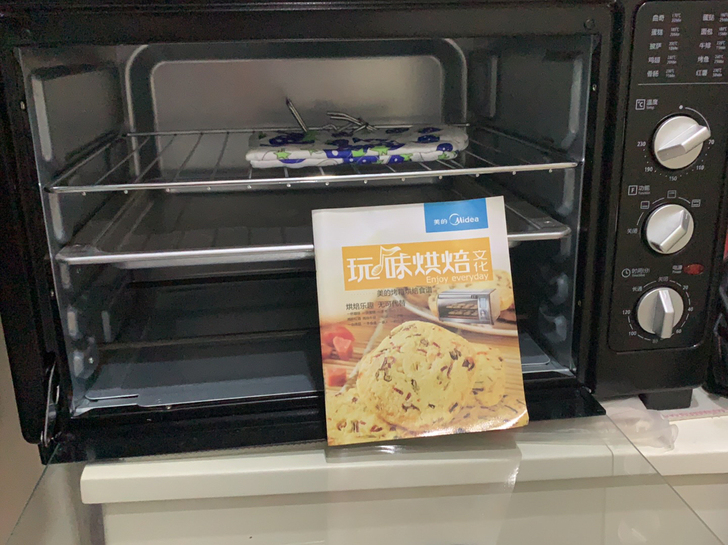 见下图烤箱用过一次,因没时间显摆手艺作罢,...