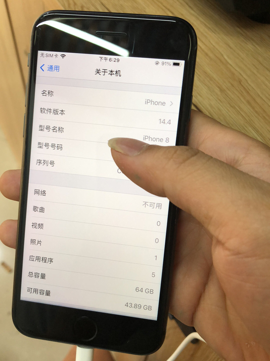 苹果8，电池才换的。原彩显示，触摸灵敏。