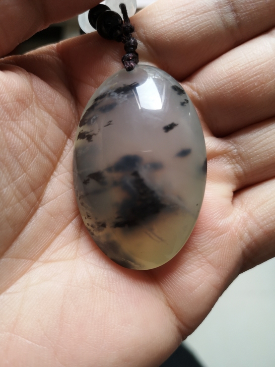 朋友送的礼物，水墨画玉石吊坠，手感细腻，水...