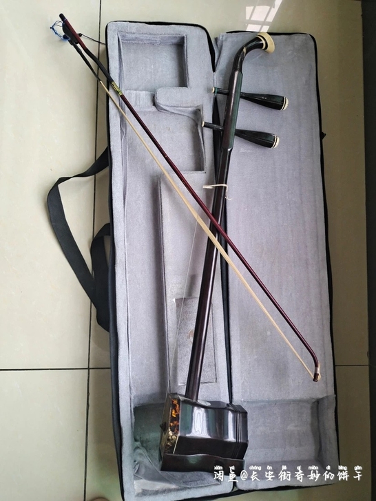 二胡，缺细线，琴头断过用胶，胶好的。其余完...