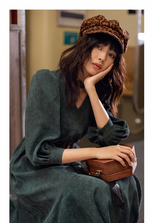 威娅纪灯芯绒连衣裙女法式复古气质V领轻熟港...