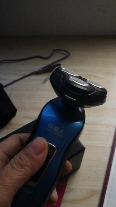 电动剃须刀,可全身水洗,高端大气,双环贴面...