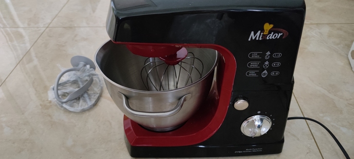 打蛋打奶油什么的都可以。5升的桶,量要稍微...