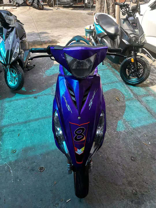 摩托车鬼火跑车。