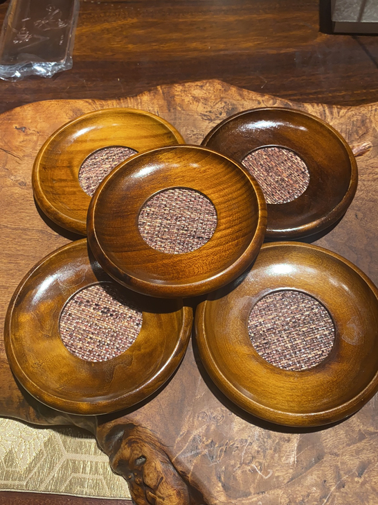 一套实木漆器加藤编的茶托。手工制作工艺精湛...