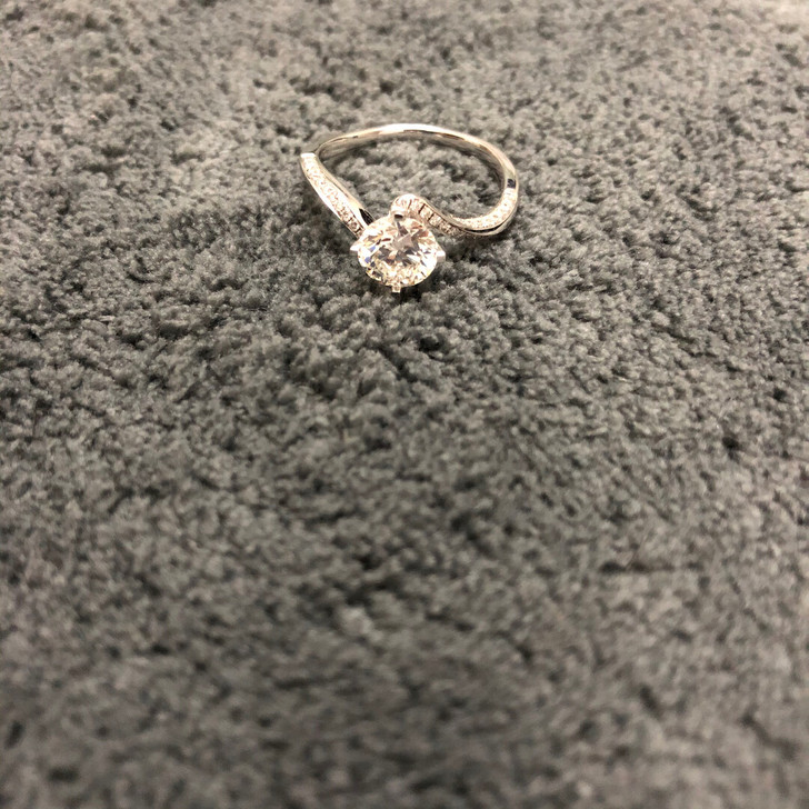 老凤祥钻石戒指主钻1.01ct,戒托周边还...